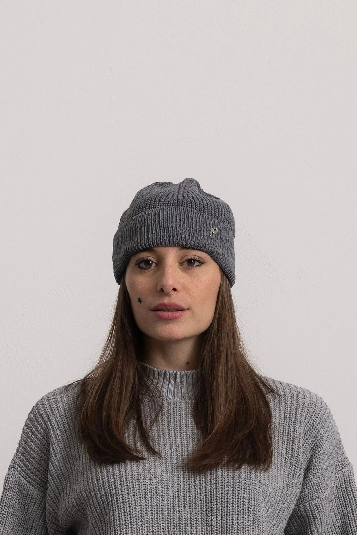 GRAPHITE GREY "P" BEANIE - Image 4